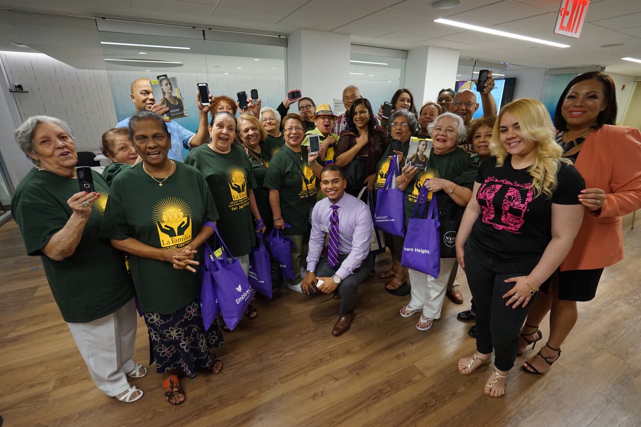 El grupo feliz terminada la clase en la sede de Brooklyn de Emblem Healt.