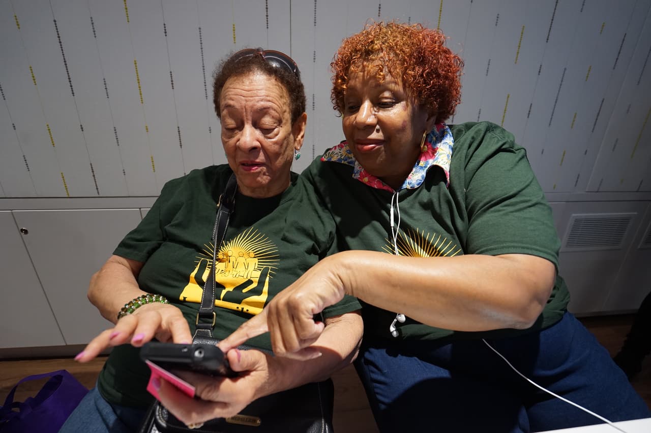 Bienvenida Reyes (Der.) "Quiero chatear con mi hijo y ver Youtube".