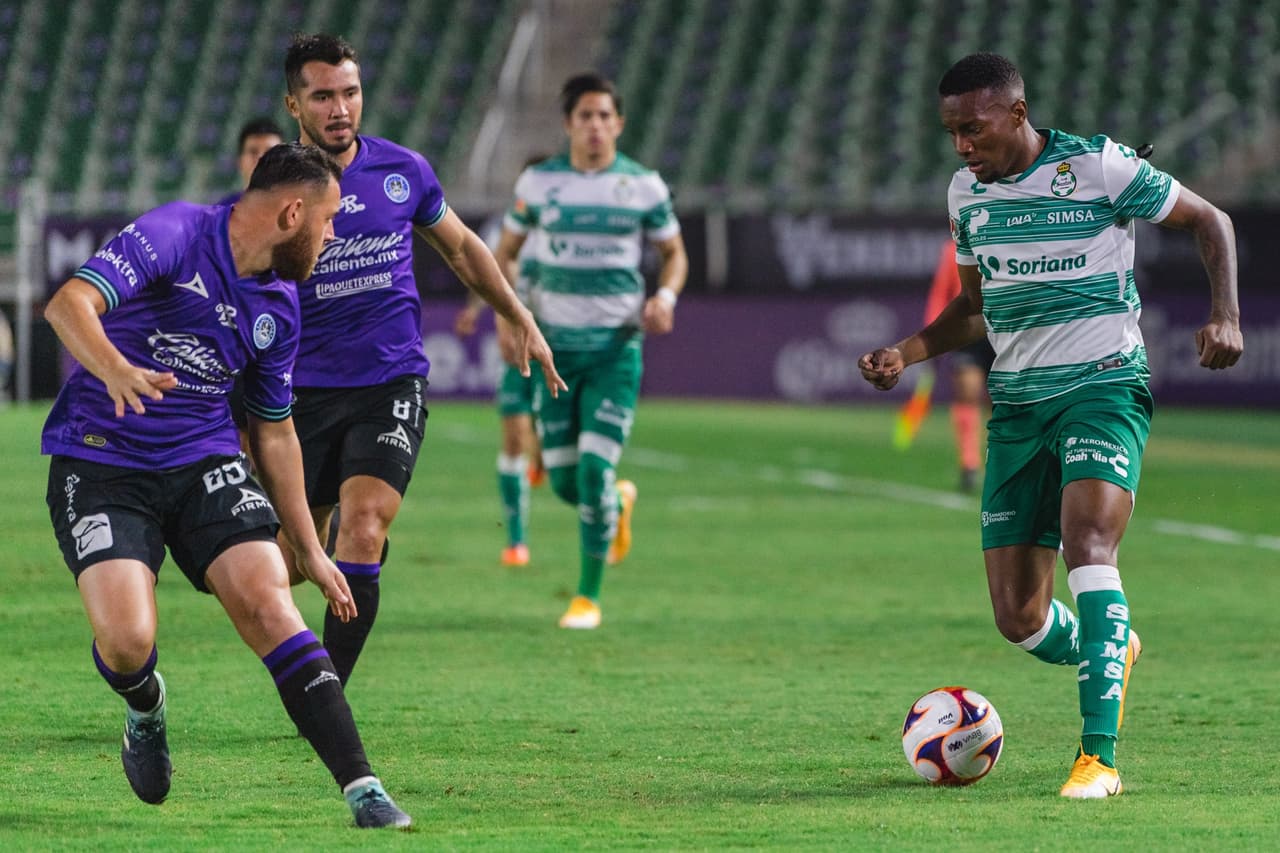 Los de Almada presionaron hacia el final del juego, pero no llegó el tanto que les diera los tres puntos en El Kraken. Santos retiene temporalmente el liderato con 7 unidades, mientras que el conjunto de Tomás Boy llegó a 4 puntos. Mazatlán recibirá a Pachuca y Santos hará lo propio con las Águilas del América en la cuarta fecha de la competición.
