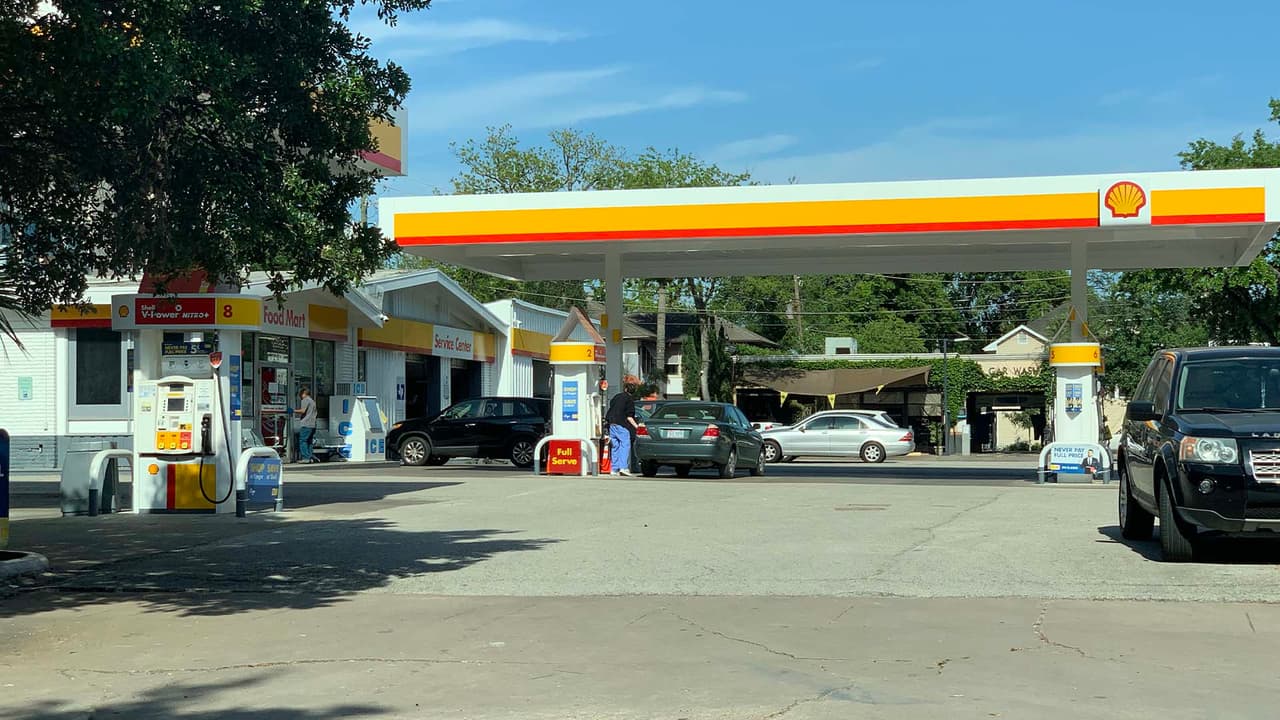 En todo Estados Unidos, el precio por galón de gasolina tiene un costo de $ 1.00 menos que en el mismo periodo del año pasado.