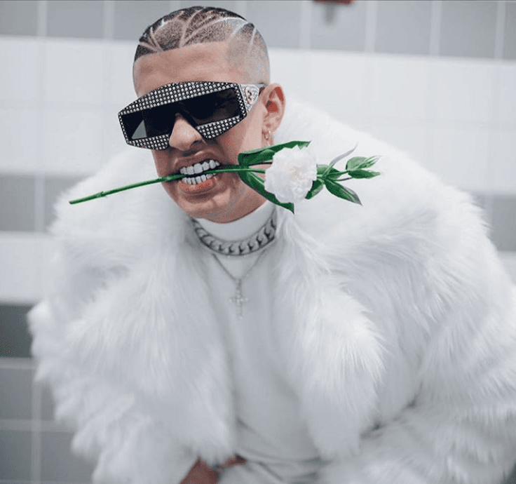 Bad Bunny es otro que hace meses usa con frecuencia los llamdos 'grillz', cubiertas que por lo regular son en oro o plata y llevan incrustrados metales preciosos.