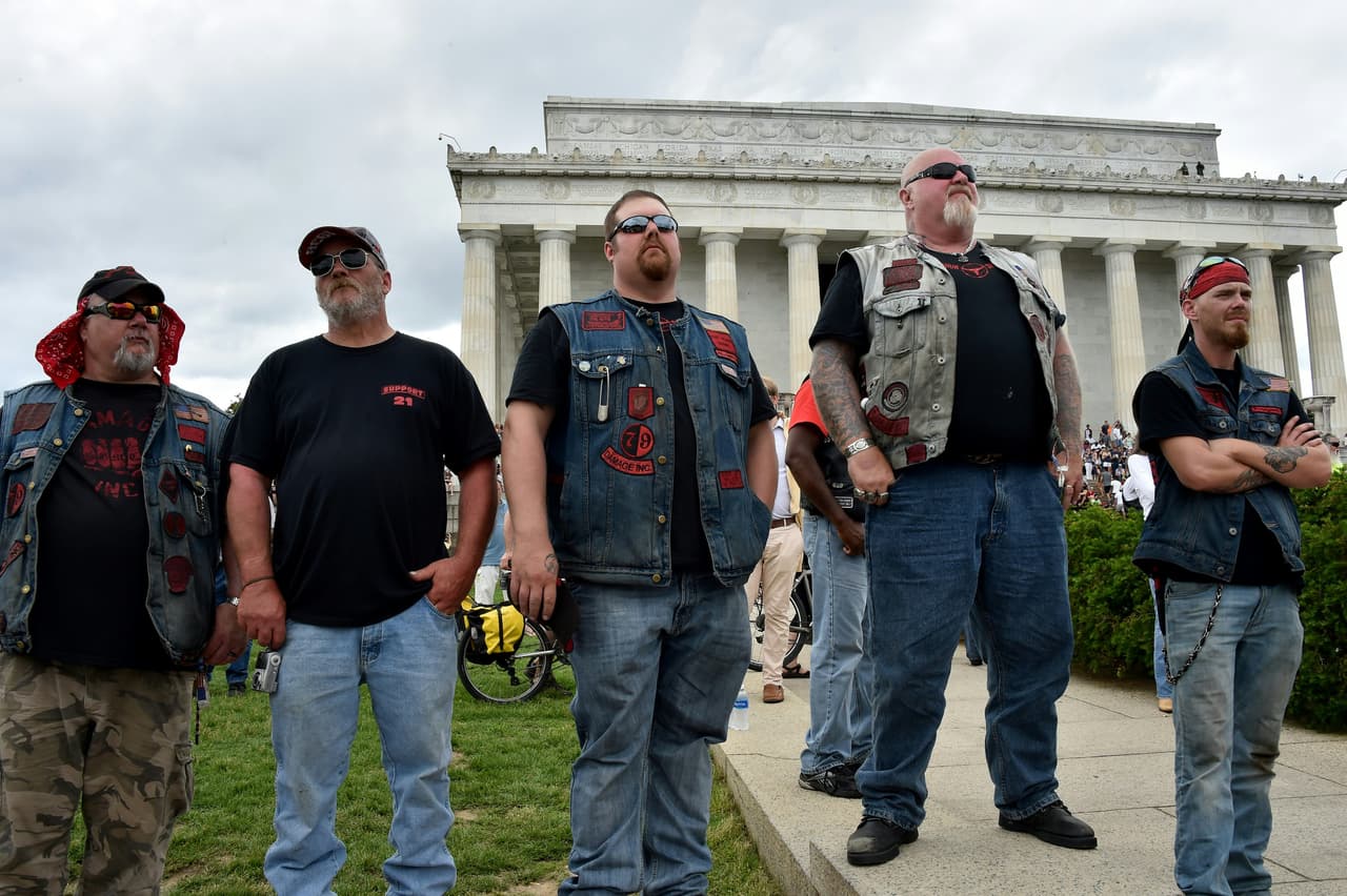 En su discurso, el candidato reiteró sus promesas de ayuda a los veteranos y a las fuerzas armadas: "Vamos a reconstruir el ejército. Vamos a derrotar a ISIS. Vamos a hundirlos".