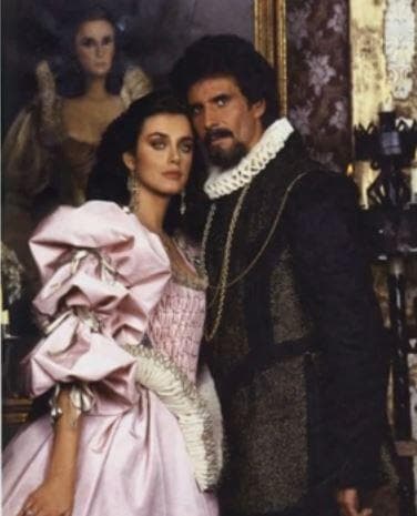 La familia de 'Leonor' la escondía, pues si sabían que tenía poderes sobrenaturales la tacharían de bruja y la quemarían en la hoguera. Esta historia sorprendió por sus diversos giros, siendo una de las historias más recordadas de 
<b><a href="http://www.univision.com/temas/lucia-mendez">Lucía Méndez</a></b>.