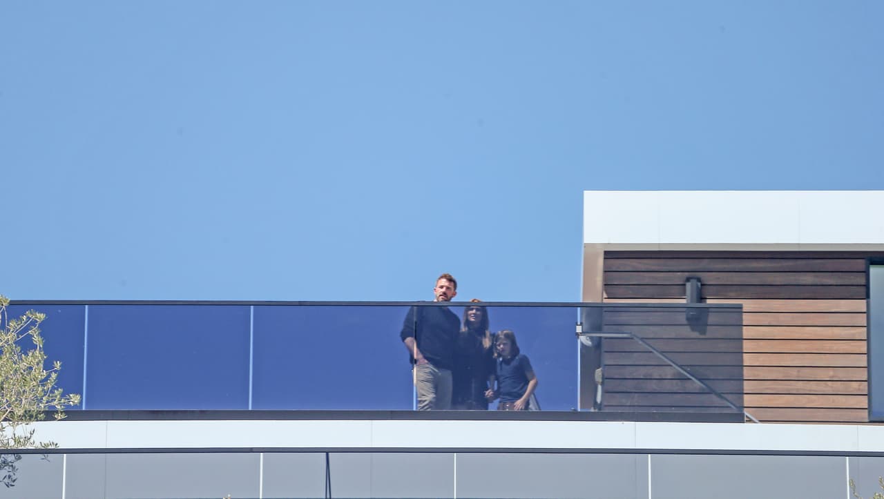 En varias imágenes, la intérprete de 'Let's get loud', quien usaba lo que parecía un vestido de franela de color azul marino y verde, tiene tomado de la mano a Samuel, uno de los tres hijos del actor con Jennifer Garner.