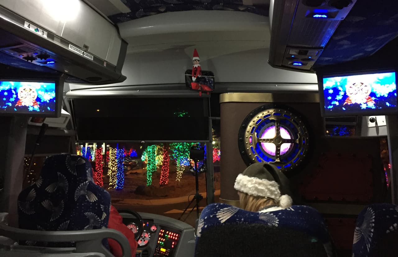 Los asistentes toman un autobús con una guía que los invita a cantar canciones navideñas