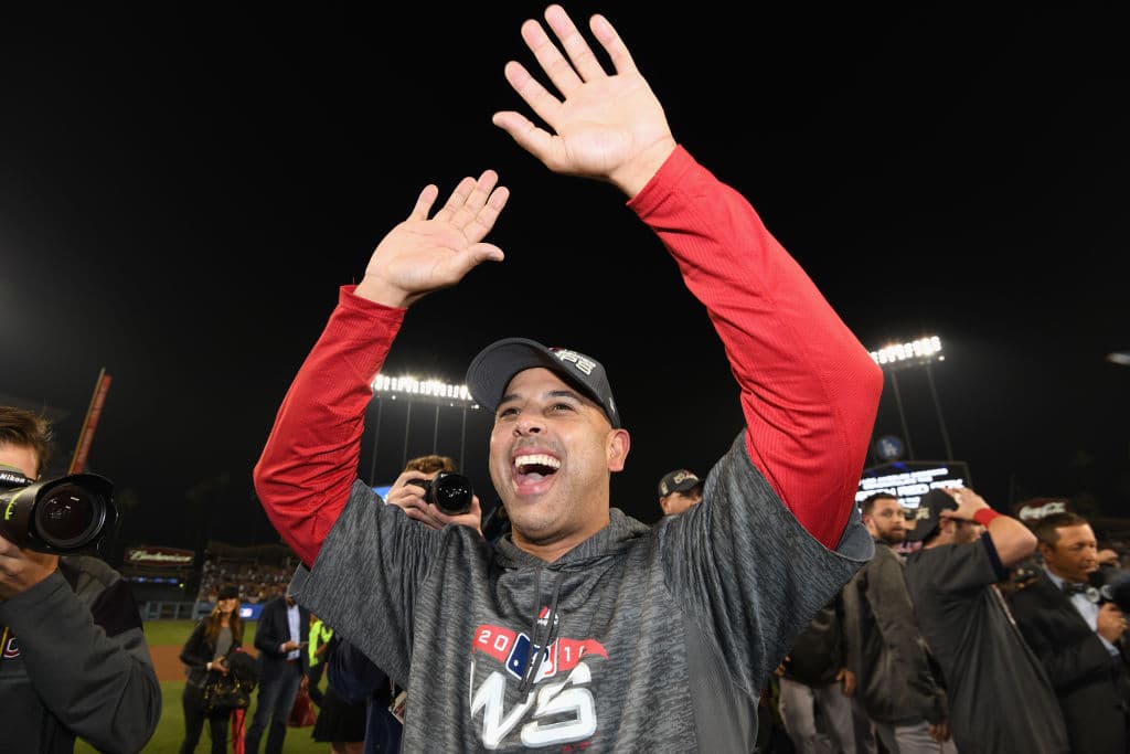 Alex Cora, nacido en Puerto Rico, segundo manager latino en coronar a un equipo en MLB en la historia. El otro, el venezolano Ozzie Guillén en 2005 con los Chicago White Sox.
