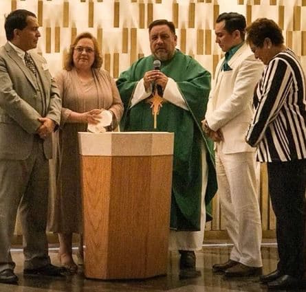 <b>Edwin Luna inició</b> con la serie de requisitos que debe realizar para cumplir con el deseo de su prometida de casarse por la iglesia.