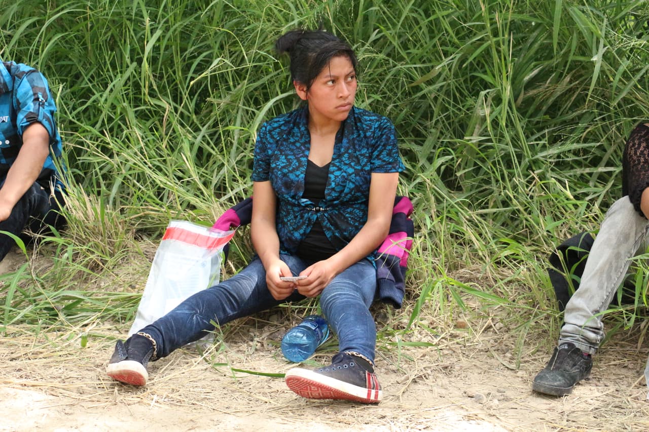 Esta joven guatemalteca tenía nueve meses de embarazo cuando llegó a Estados Unidos. Como sus compañeros de travesía, no intentó esconderse de la patrulla. Sabe que no serían detenidos por mucho tiempo, ni tampoco deportados de inmediato.