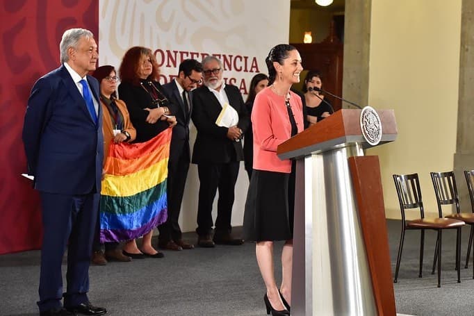 En el mensaje, Joy citó a las cuentas de Twitter del Consejo Nacional para Prevenir la Discriminación (CONAPRED), de Claudia Sheinbaum, jefa de gobierno de la Ciudad de México (a la derecha de la imagen) y del presidente de México, Andrés Manuel López Obrador.
