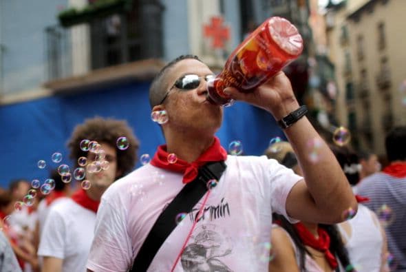 El domingo, los asistentes al festival bebían de las tradicionales botas "bolsas de vino de cuero" o se deleitaban rociando líquidos entre ellos.