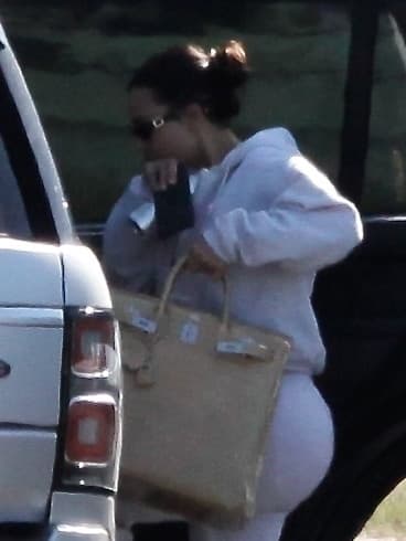 Un día después de la emotiva visita que le realizó a Kanye West, Kardashian volvió a Los Ángeles. Viajó sola, únicamente estuvo acompañada de los pilotos, una azafata y su guardaespaldas, que la recogió en la pista.