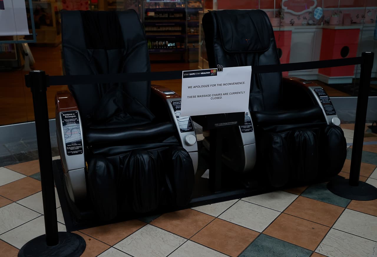 Las zonas de los centros comerciales que permanecen cerradas son: las zonas de descanso en el área de comidas, la zona de juegos infantiles, las áreas de asientos suaves y espacios de reunión en áreas comunes. Así como las fuentes de agua potable.