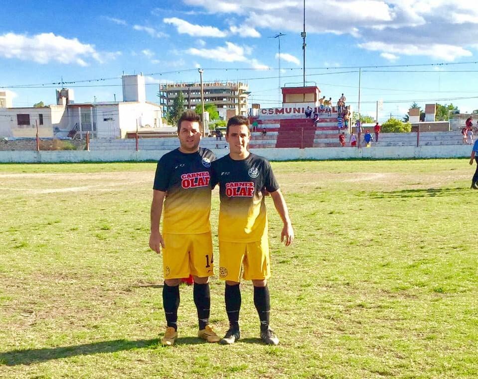 El fútbol es otra de sus pasiones y se considera un jugador frustrado, pues le hubiera encantado formar parte de la selección argentina.