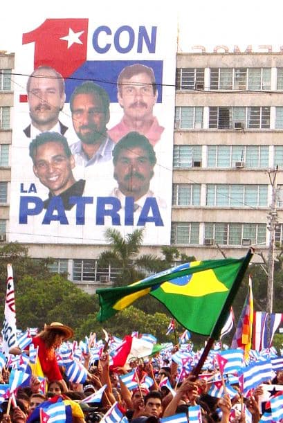 “Grupo de los 5” 4.- Fernando González Llort (La Habana, 18 de agosto de 1963) Oficial “Vicky” y/o “Oscar” de la DGI. Tercero al mando de la Red Avispa. Infiltrado con el nombre de Rubén Campa. Militante del PCC, destacado en Angola del 1987 al 1989. Estuvo viviendo 4 años con identificación falsa en Fayetteville, Carolina del Norte donde muy cerca están importantes bases como Pope y Fort Bragg. Condenado a 22 años por conspiración, falsificación y por ser un agente extranjero sin identificarse como tal. En el 2009 se le rebajó la condena a 17 años + 9 meses.Cumple actualmente en la prisión Terre Haute en Indiana.