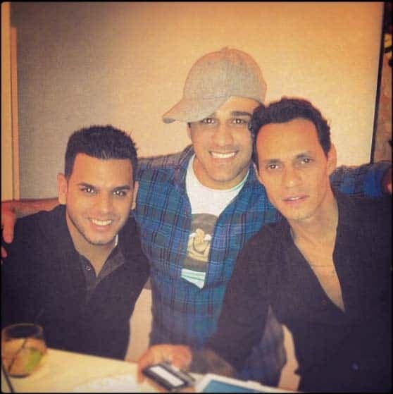 Aparentemente su profesión como fotógrafo y su acercamiento a varias celebridades lo volvió famoso en agencias de modelaje.
<br>