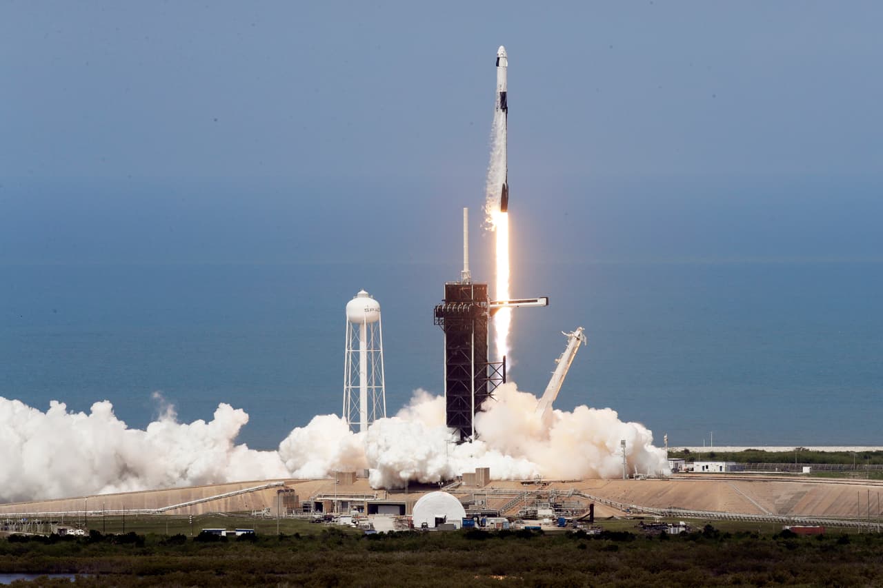 El cohete Falcon 9, desarrollado por SpaceX, con la nave Crew Dragon acoplada despegó de la plataforma de lanzamiento en Cabo Cañaveral, Florida. Su destino es la Estación Espacial Internacional, un viaje que tomará 19 horas.
<br>