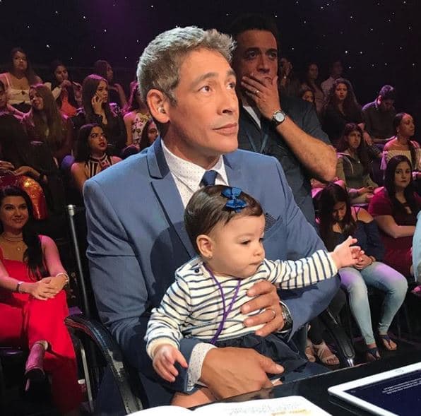 Por supuesto, su nieta Amaia estuvo presente al lado de su abuelo durante su faceta como juez de Mira Quien Baila.