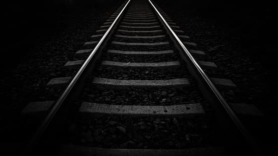 Los locales de San Antonio cuenta que en estas vías del tren ubicadas en el Shane Road sentirás que empujan su vehículo hacia arriba si deja el auto estacionado sobre las vías.
<br>
<br>¿Pero quién empuja el coche? Esa leyenda urbana mezcla la verdad y la ficción. Una historia embrujada de niños fantasmales, monjas suicidas y seres vivos que esperan más que nada enfrentarse cara a cara con una aparición.
<br>
<br>Según la leyenda urbana, entre 1930 y 1940,
<b>un autobús escolar que transportaba un grupo de niños fue impactado por el ferrocarril </b>en el cruce de las calle Villamain y Shane Road.
<br>
<br>Presuntamente, al menos 10 niños fallecieron en el choque y los fantasmas de los pequeños se quedaron penando en el lugar.
<br>
<br>Se cuenta que en ese punto, si alguien estaciona su auto sobre las vías o cerca de ellas,
<b>los fantasmas de los niños empujan el vehículo hacia un lugar seguro, fuera del alcance del tren, asegurándose de que nadie muera de la misma manera trágica que ellos.</b>
<br>
<br>La leyenda es bastante conocida y atrae a muchos turistas de muchos lugares del país para ver las vías.
<br>
<br>Incluso, los visitantes acostumbran
<b>poner talco para bebé en la carrocería de sus autos </b>porque dicen que sobre el talco se marcan las huellas de las pequeñas manitas de los niños fantasmas.
<br>
<br>Los creyentes en la leyenda incluso llegan al punto de estacionar sus vehículos sobre las vías, esperando que el auto sea movido por los fantasmas.