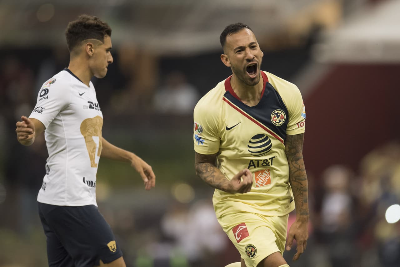 Pumas continuaba lleno de errores, y le regalan un penal al América que Emanuel Aguilera se encarga de convertir en gol.