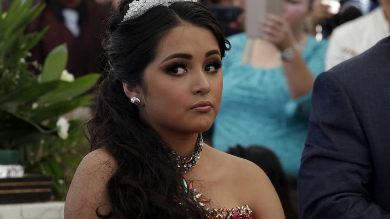 La quinceañera Rubí vio como su vida cambiaba al tiempo que la invitación de sus quince años se viralizaba y su fiesta resultara un desastre. Gracias a la atención ganada, la joven tuvo la oportunidad de grabar un disco y videoclip y hasta presentarlo en televisión.