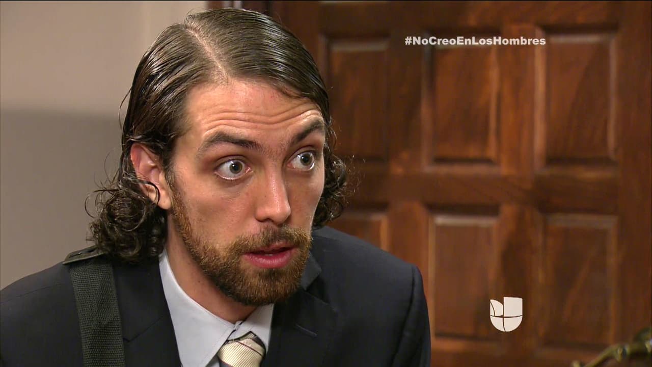 Recuerda que hay varios galanes peleando por tu amor. Y uno de ellos es Julián. Sí, sabemos que lo quieres sólo como un amigo. Pero él no se rinde.