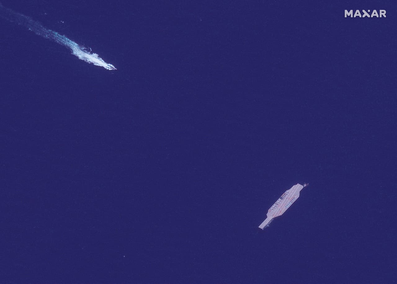 Un bote iraní acercándose para atacar a la réplica de nave militar de EEUU. Estos ejercicios provocaron que los soldados estadounidenses fueran puestos en alerta en la Base Aérea de Al-Dhafra, en Emiratos Árabes Unidos, y en la Base Aérea Al-Udeid, la sede del Comando Central del ejército estadounidense en Qatar, informó el ejército.