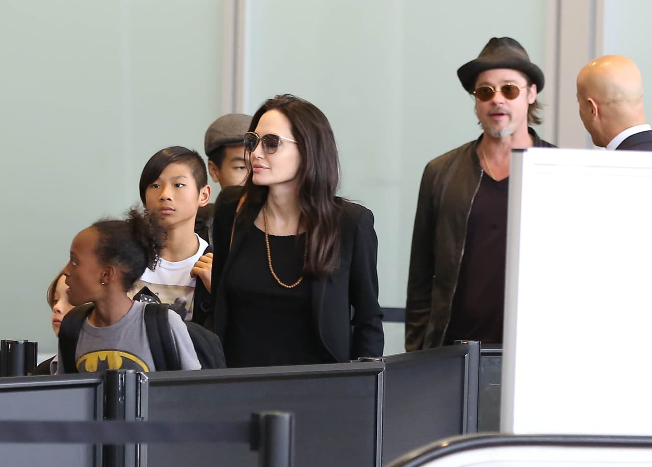 El famoso matrimonio arribó al aeropuerto de Los Ángeles en compañía de todos sus hijos, ¡son una linda familia!