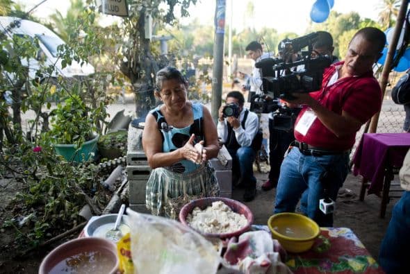 Hizo pupusas, para vender a los periodistas hambrientos que esperan captar el reencuentro familiar.