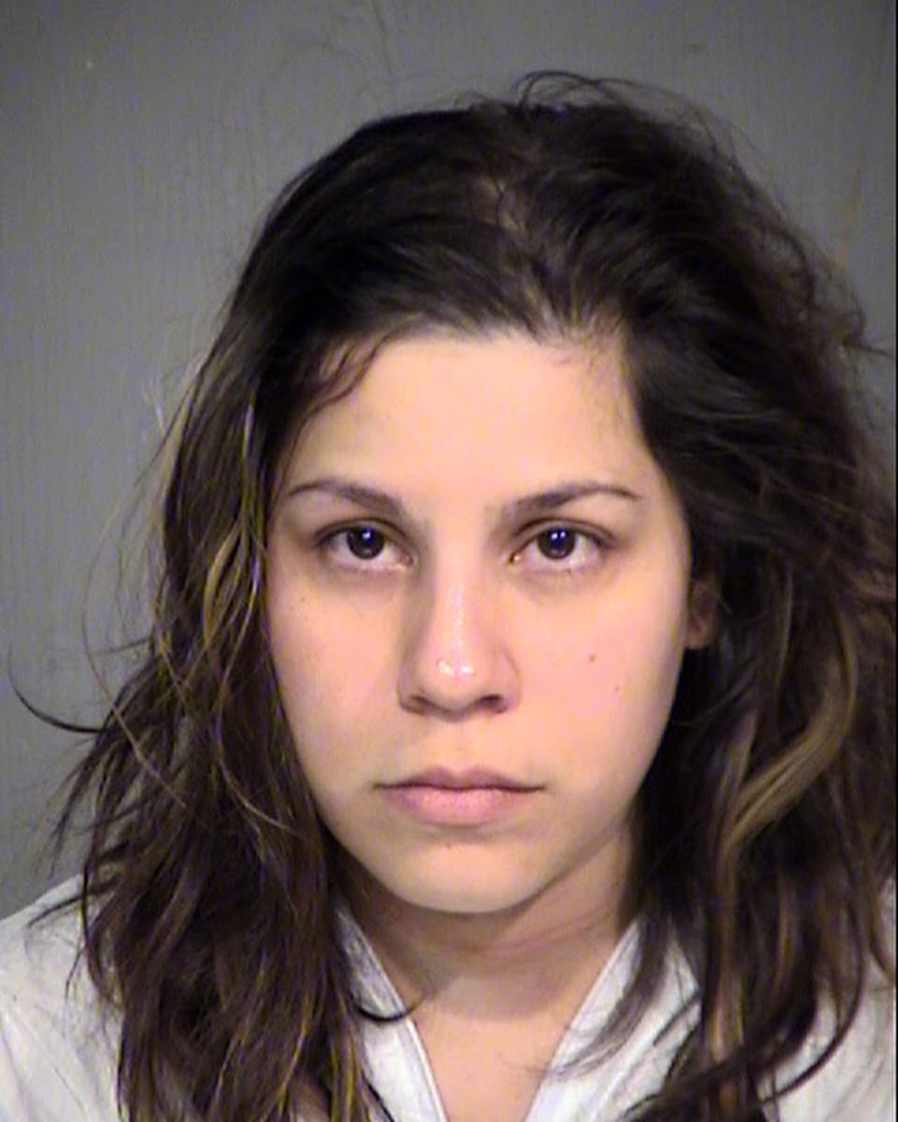 <b>ANDREA AURELIA PORTILLO</b>. (Arizona). El 30 de enero de este año, la policía de Buckeye recibió una llamada de emergencia en medio de la noche. Al llegar al domicilio la policía encontró a Portillo de 29 años parada cubierta de sangre. Delante de ella, la madre de la mujer gritando y
<b> <a href="http://www.azcentral.com/story/news/local/southwest-valley/2017/01/31/police-buckeye-mom-andrea-portillo-admitted-stabbing-infant-son-heard-voices/97288250/" target="_blank">sosteniendo al bebé de 5 meses herido que luego falleció</a>. </b>La hija de 3 años de Portillo estaba allí y declaró que su mamá le cortó el cuello a su hermano. Portillo dijo que había escuchado voces en su cabeza y que no sabía lo que hacía.