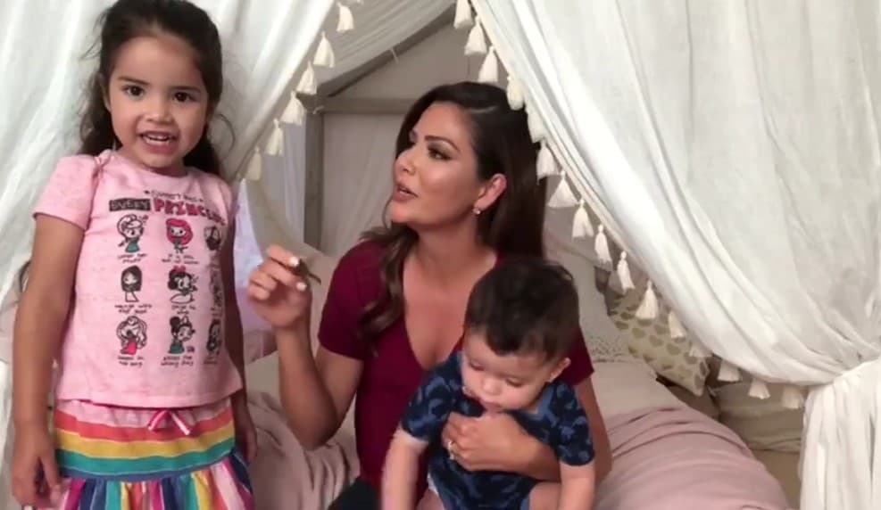 Por otra parte, Ana Patricia dijo a sus fans que se sentía muy orgullosa de su hija de tres años, ya que recibió en la escuela una llave significativa por ser una niña bien portada y buena compañera de clases.
<br>