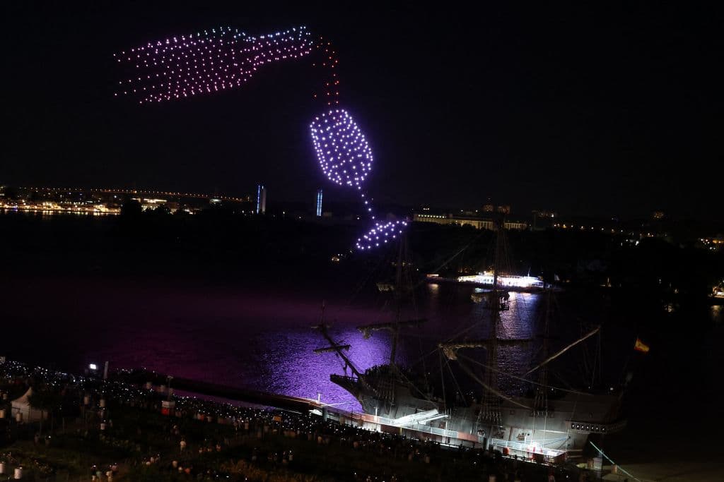En Burdeos, Francia, un festival de vinos contó con una exhibición de drones espectacular. (Photo by ROMAIN PERROCHEAU / AFP) (Photo by ROMAIN PERROCHEAU/AFP via Getty Images)