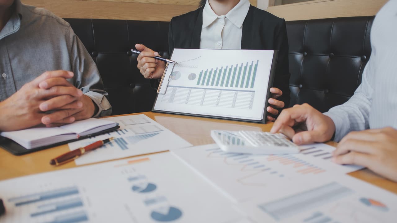 <b>Puesto 9. Analistas de investigación de mercado y especialistas en marketing.</b>
<br>
<br>Número de nuevos trabajos proyectados entre 2019 y 2029: 130,300.
<br>
<br>Salario promedio anual (2019): 63,790 dólares.
<br>
<br>Estos trabajadores estudian las condiciones del mercado para examinar el comportamiento del público hacia un producto o servicio.