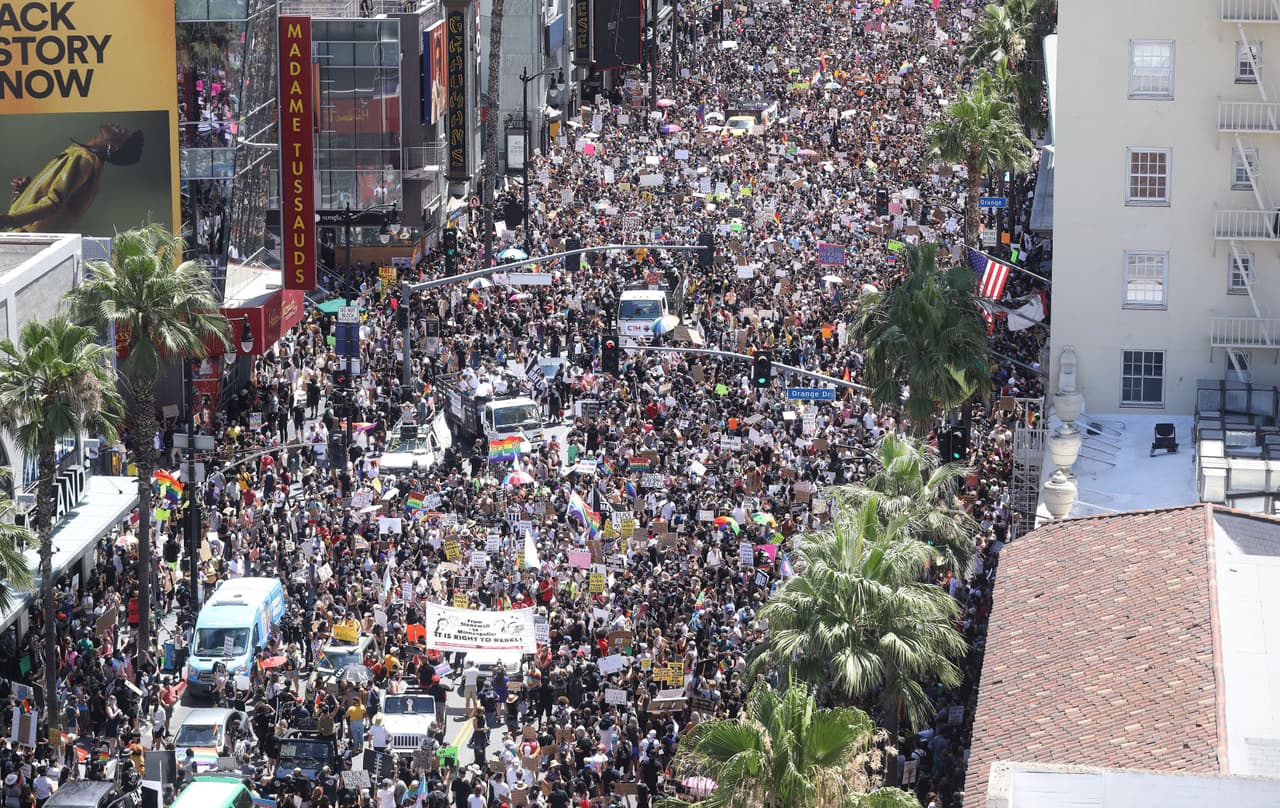 Miles de persona recorrieron a las calles de Hollywood para la protesta "All Black Lives Matter" este el domingo.