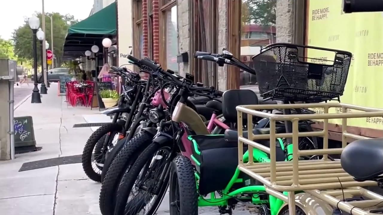 Tarpon Springs restringe bicicletas eléctricas y patinetas para proteger a peatones