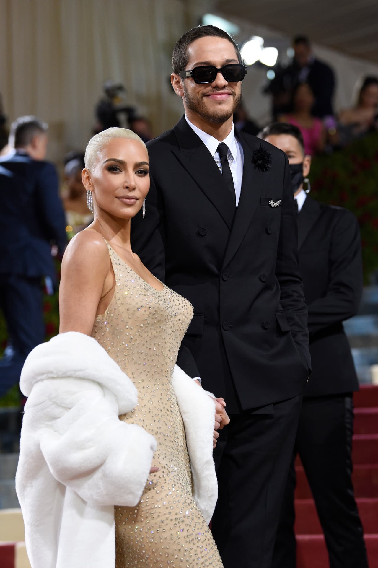En el video, Kim Kardashian se ve aliviada cuando el equipo del museo logró atar un poco la parte de atrás del vestido (sin cerrar el cierre) y sugirieron 
<b>que lo cubriera con el chal. </b>
<br>
