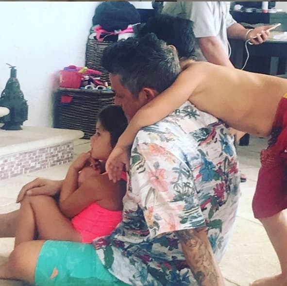 El cantautor estuvo desde marzo hasta octubre del 2018 trabajando en la reciente producción dedicándole largas jornadas, aunque siempre tuvo tiempo para la familia. Esta imagen publicada por su mujer, Raquel Perera, dice más que mil palabras.
<br>