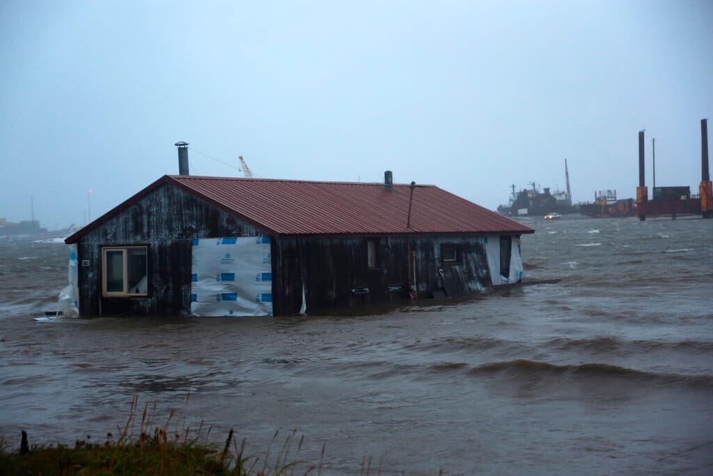 Una fuerte tormenta que el sábado se dirigía al norte por el estrecho de Bering causó
<b>amplias inundaciones en diversas comunidades costeras del oeste de Alaska</b>, donde hubo cortes de energía y muchos de sus habitantes huyeron hacia zonas elevadas.