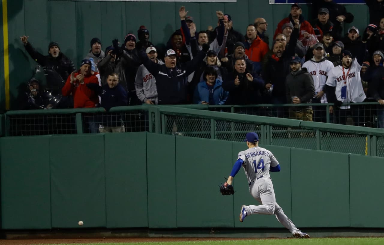 El batazo de Martínez se fue a la parte más profunda del central, uno de los recovecos de Fenway Park, y con ese tablazo, Steve Pearce, quien se embasó con boleto, anotó desde la inicial.