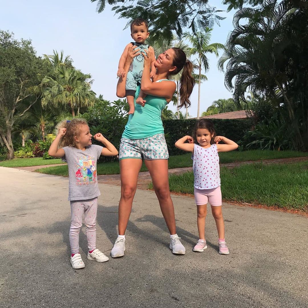 Los fines de semana no se detiene, en esos días de descanso con hijos en casa opta por incluirlos en sus actividades físicas.
<br>