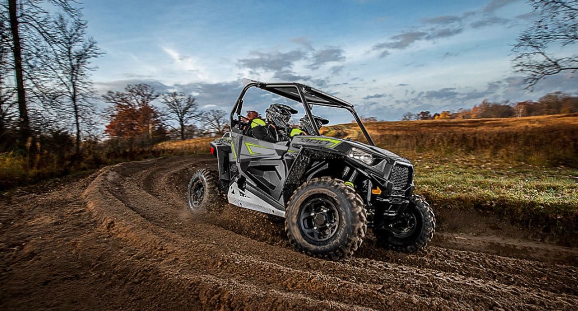 Más de una vez lo hemos visto a bordo de este tipo de vehículos recreativos con los cuales puede experimentar el manejo todoterreno. Para ello el 
<b>Polaris RZR 900 EPS</b> cuenta con un motor de 75 caballos de fuerza.