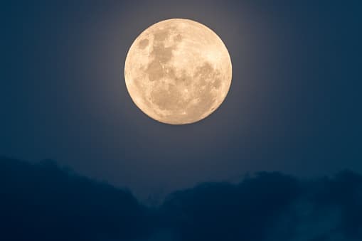 Como esta Luna llena está más cercana al equinoccio de otoño (el final del verano y el comienzo del otoño), se le llama la Luna de la Cosecha o Harvest Moon. Durante la temporada de cosecha, los agricultores a veces necesitan trabajar hasta altas horas de la noche a la luz de la Luna.