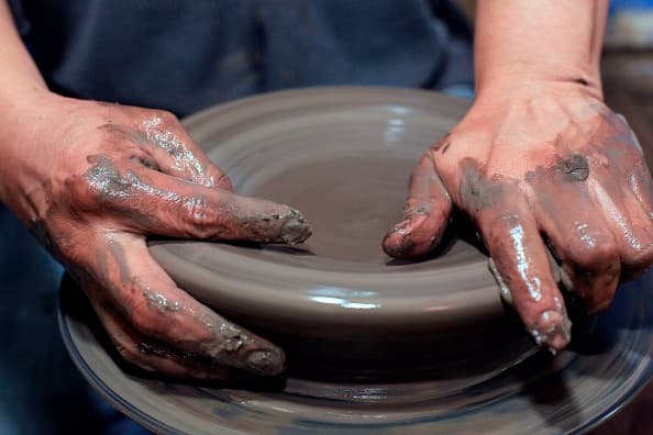 A través de un 
<a href="https://ich.unesco.org/es/RL/fabricacion-artesanal-de-ceramica-de-estilo-talaverano-en-puebla-y-tlaxcala-mexico-y-en-talavera-de-la-reina-y-el-puente-del-arzobispo-espana-01462?RL=01462" target="_blank">comunicado</a>, la Unesco señaló que los conocimientos teóricos y prácticos relacionados con este elemento del patrimonio cultural vivo abarcan la preparación de la arcilla, su modelación con un torno o un molde, la ornamentación de la pieza modelada, la preparación de los pigmentos y el esmalte y la cocción en el horno, operaciones todas ellas que exigen una gran destreza.
<br>