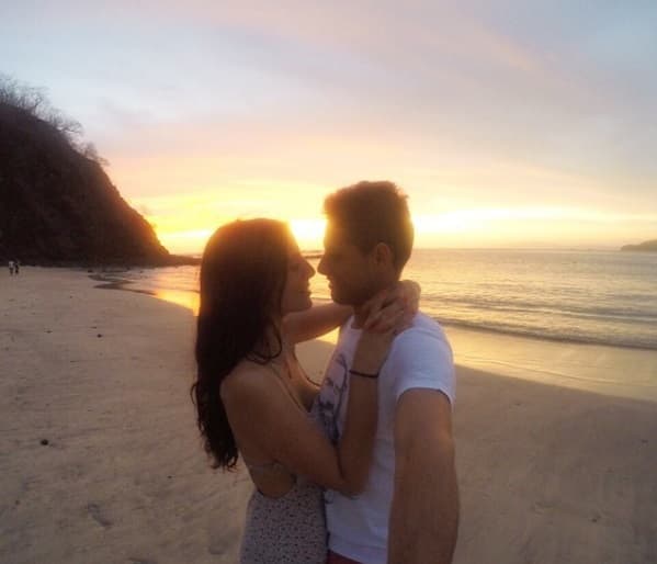 La playa es uno de esos sitios románticos que los enamorados frecuentan, ahí se toman nostálgicas imágenes como estas y se dan muchos besos.