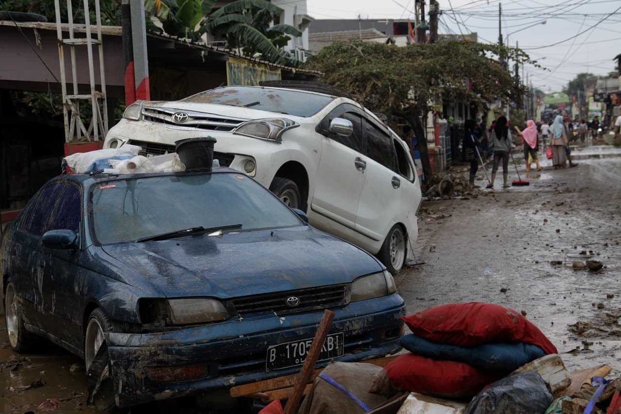 Otra imagen que muestra la fuerza con la que las corrientes arrastraron vehículos en la ciudad de Bekasi. Las autoridades detallaron que
<b>debieron rescatar a bebés recién nacidos con sus madres</b>, luego de que quedaron atrapados en sus viviendas.