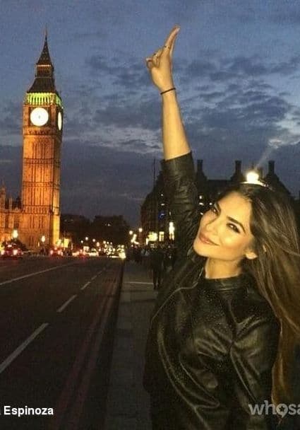 Una foto más posando frente al Big Ben. Sin duda se la está pasando ibncreíble.