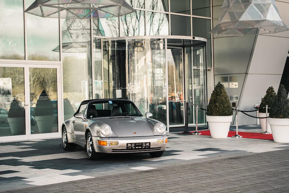 Un superauto de la época con una aceleración de 0 a 62 mph (100 km/h) en 5.5 segundos y una velocidad máxima de 161.5 mph (260 km/h).