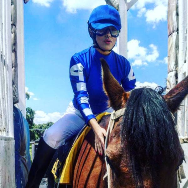 Su más grande sueño es convertirse en 'jockey' profesional, por eso cada vez que puede lo practica.