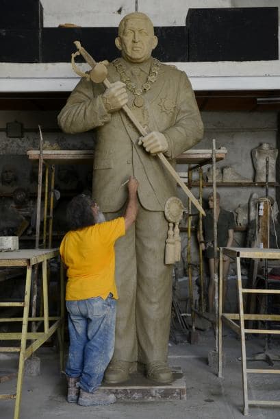 Pero en Venezuela es donde se vive todo el furor chavista, donde el escultor Julio Briceño, de 63 años, construyó una estatua de 3.2 metros de altura.