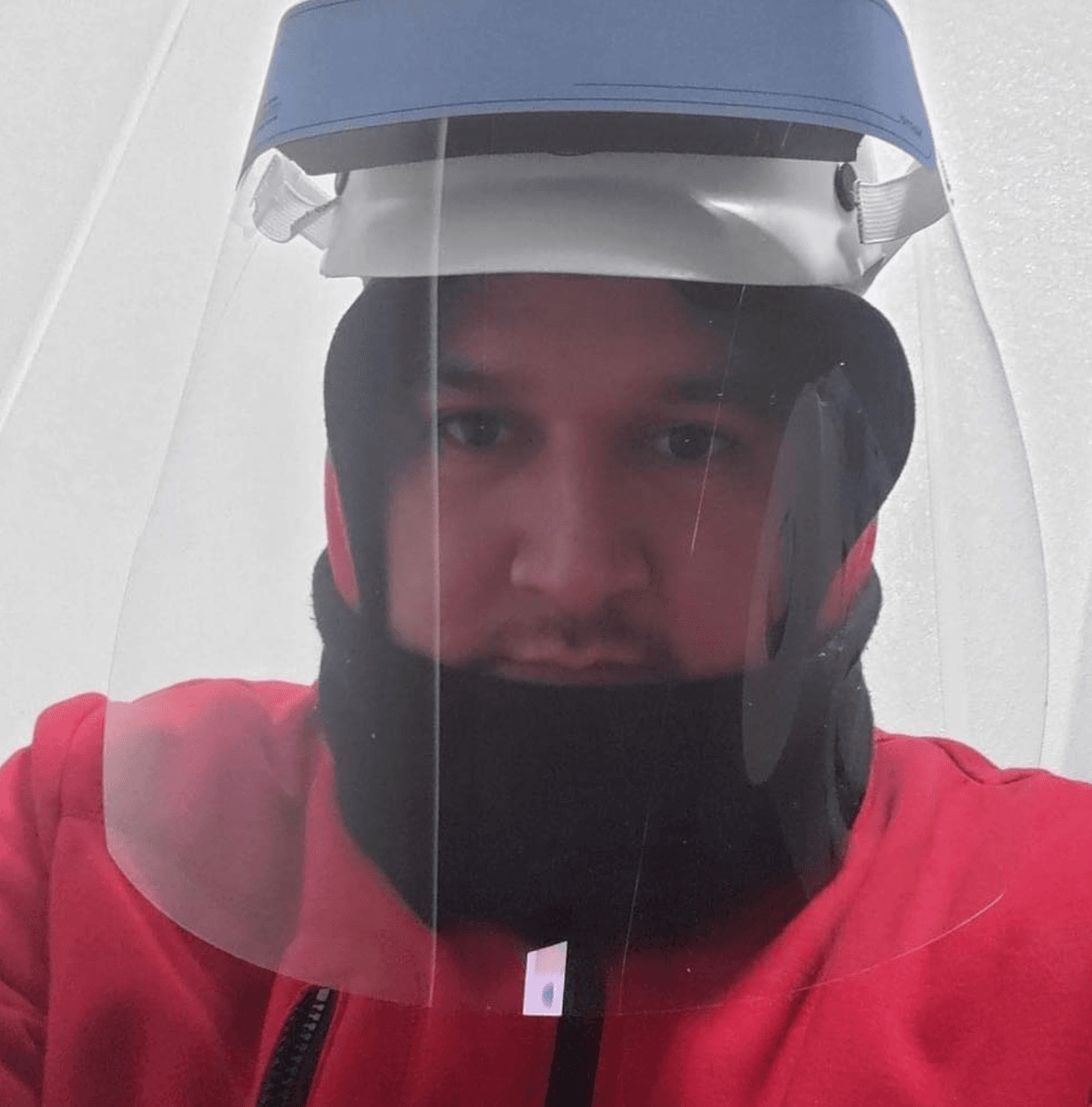 Nuestro orgullo de esta mañana es Luis Montoya quien trabaja en la compañía de carne, Chicago Meat. Su esposa y sus hijos están muy orgullosos de él.