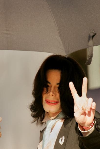 Michael Jackson.- Tras la inesperada muerte del rey del pop, muchas teorías sobre su deceso llenaron los medios de comunicación de Estados Unidos, y más allá de sus fronteras. Desde las supuestas verdaderas causas de su muerte, hasta la falsedad de ésta, Michael Jackson dejó esta vida para convertirse en todo un mito.